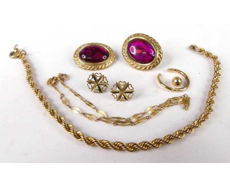 Assorted 9ct gold jewellery, to include a pair of enamel set ear studs, ropetwist bracelet (a/f), fine flatlink bracelet, and