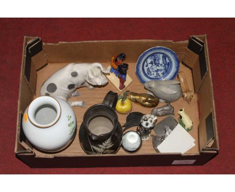 Miscellaneous items to include a Franklin Mint porcelain vase and a Chinese blue and white side plate 