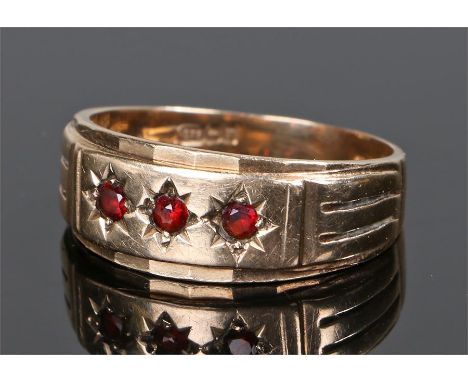 9 carat gold gentleman's garnet set ring, with a row of four garnets to the head, ring size Z+1
