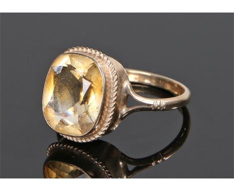 9 carat gold citrine ring, with a yellow citrine to the head, ring size P