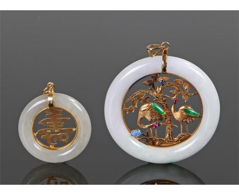 14 carat gold and jade circular pendant with central pierced Chinese letter, 34mm diameter, 14 carat gold and jade circular p