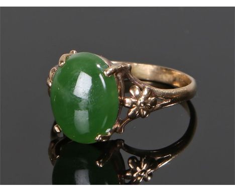 9 carat gold jade ring, the head with an oval jade stone, ring size N