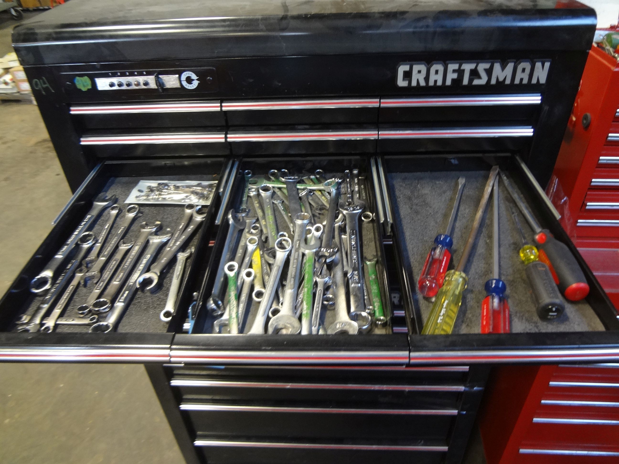 CRAFTSMAN 7DRAWER ROLL AROUND TOOL CHEST AND CONTENTS WITH 12DRAWER