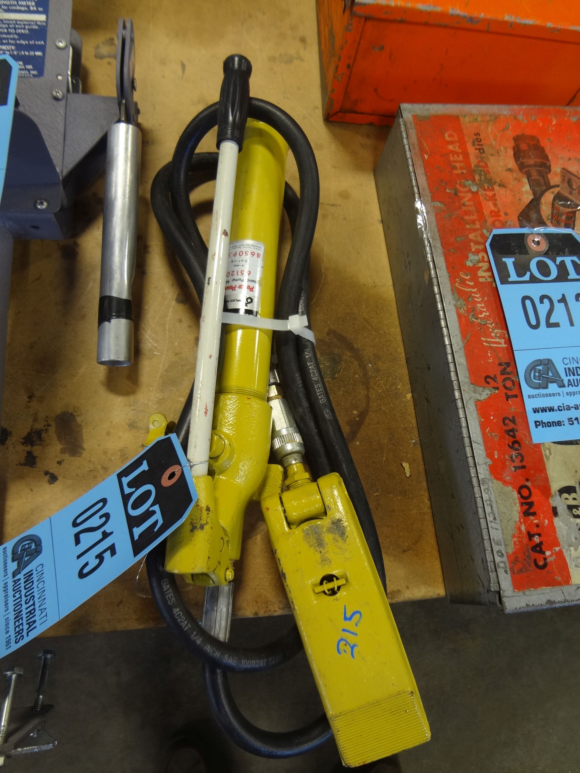 BLACKHAWK MODEL 65120 HYDRAULIC HAND PUMP WITH SPREADING ATTACHMENT