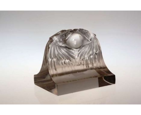 DEUX AIGLES
A LALIQUE PAPERWEIGHT
Signed R. Lalique
Moulded with opposing eagle heads.
9.5cm by 7cm