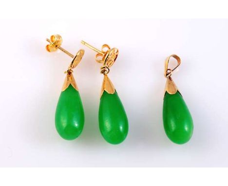 A PAIR OF JADEITE STUD DROP EARRINGS
The tapering oval jadeite drop set to the top with a scalloped edge cap, suspending from