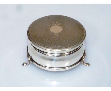 A SILVER RING BOX
Broadway & Co, Birmingham 1972
Circular with engine-turned hinged cover.
Diameter 9cm