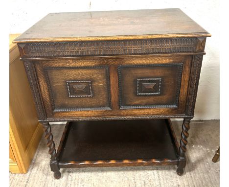 Oak antique barley twist wind up gramophone with records measures approx 34 inches tall x 31.5 wide and 21.5 deep