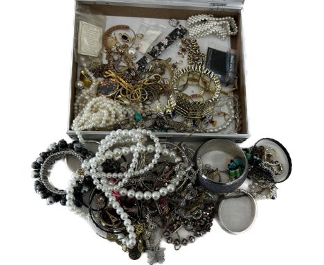 Selection of vintage and later costume jewellery 