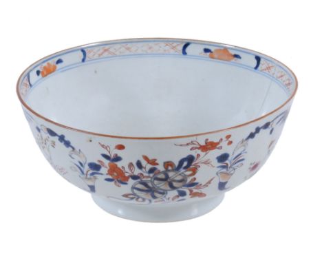  A Chinese export Mandarin palette small punch bowl,   Qing Dynasty, Qianlong (1736-95), with panels of figures on a gilt scr