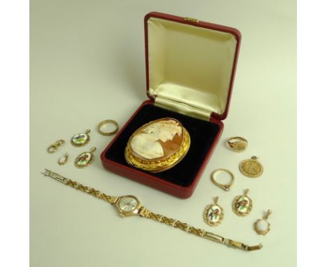 A selection of gold jewellery, to include a 9ct gold engraved signet ring, a 9ct gold ring set with diamond solitaire, 0.1ct,