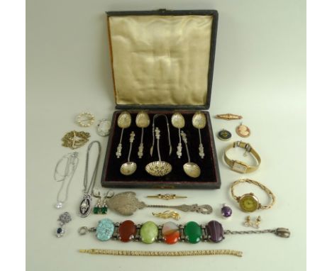 A collection of jewellery and vertu, comprising a set of scalloped silver coffee spoons, hallmarked 1910, a silver engraved c