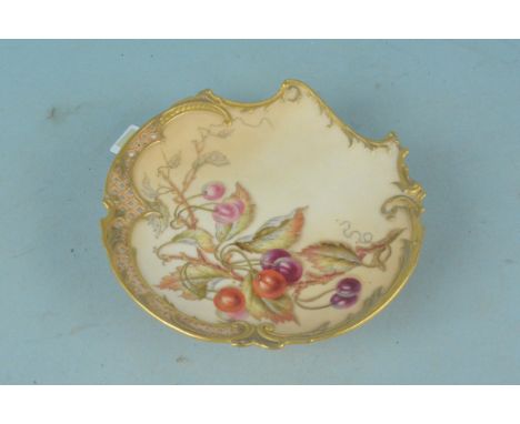 A Royal Worcester hand painted and gilded fruit plate, pattern 1426, 21cm diameter