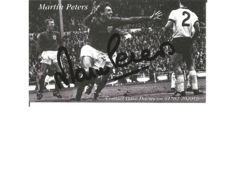 Martin Peters signed business card featuring picture of 1966 World Cup. Good Condition. All autographs are genuine hand signe