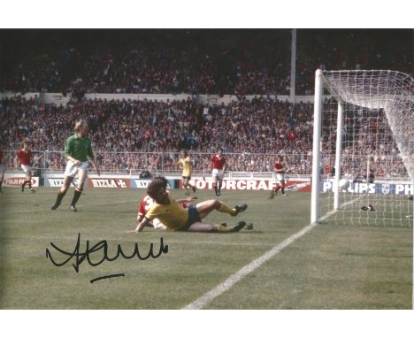 Football Autographed 12 x 8 photo, a superb image depicting ALAN SUNDERLAND scoring a dramatic late winning goal in Arsenal's