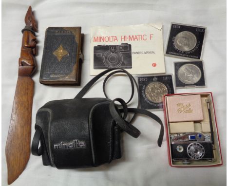 A bag containing a quantity of collectable items including a vintage 'Photo-Flash' novelty cigarette lighter, a Minolta camer