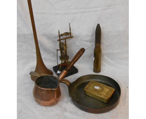 A small quantity of assorted copper and brass items including old ordnance shell, WWI Queen Mary chocolate box, copper huntin