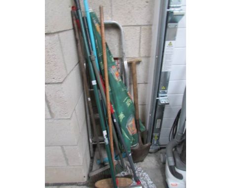 A mixed lot of garden tools.