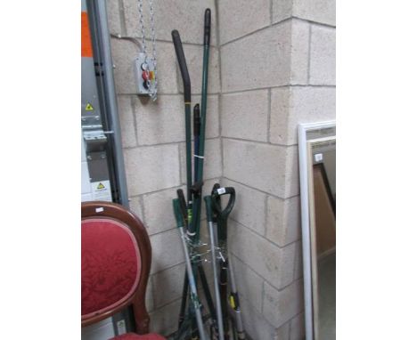 A mixed lot of garden tools,.
