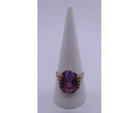 9ct gold amethyst ring - Size Q½ 