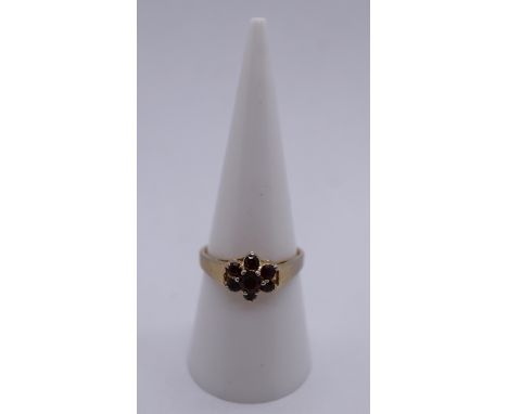 Yellow metal garnet set ring - Size O 