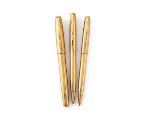 
	
		PARKER, PREMIER DELUXE 
		A THREE PEN SET 
		Cap and Barrel: The yellow coloured cap and barrel with arrow clip
		Founta