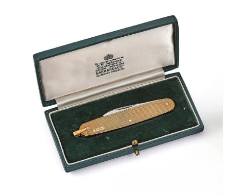 GARRARD &amp; CO., A 9 CARAT GOLD PEN KNIFE  LONDON 1962  The engine turned outer case housing two metal blades, with suspens