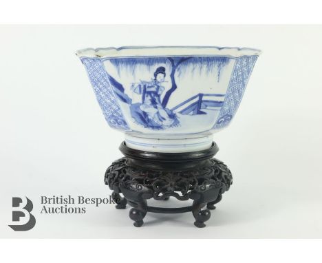 Chinese blue and white square bowl, circa 1690 Kangxi (1662-1722), painted with five panels depicting ladies at leisure, with