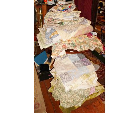 Large quantity of curtains 