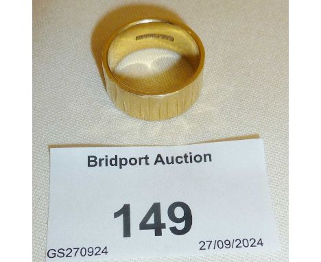 18ct Gold modernist band ring approx UK size L, approx weight 7g