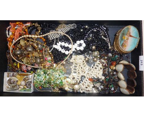 Vintage costume jewellery necklaces, etc 