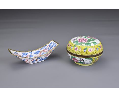 TWO CHINESE CANTON ENAMEL ITEMS, EARLY 20TH CENTURY. To include a yellow ground box and cover decorated with birds and peonie