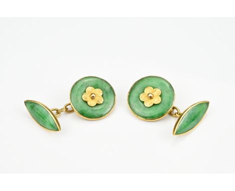 A PAIR OF VINTAGE CHINESE 22CT GOLD AND JADE JADEITE CUFFLINKS. Stamped 22 with a Chinese character mark. Total weight 4.2 gr