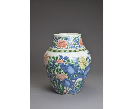 A CHINESE WUCAI PORCELAIN JAR, QING DYNASTY 17TH CENTURY. Ovoid form with rounded shoulders leading into a narrowing neck. De