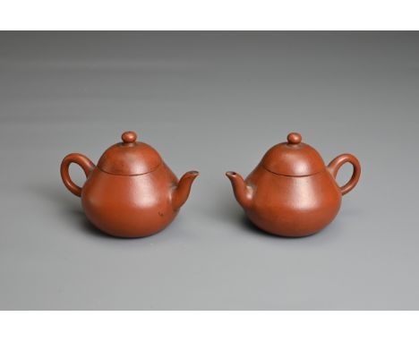 A PAIR OF SMALL CHINESE YIXING POTTERY TEAPOTS, MENG CHENG MARK. Undecorated with inscribed poem to base marked Meng Cheng an