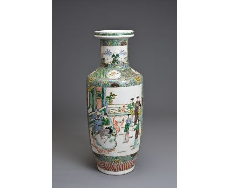 A LARGE CHINESE FAMILLE VERTE PORCELAIN ROULEAU VASE, 19/20TH CENTURY. Decorated with various figures in a courtyard scene on