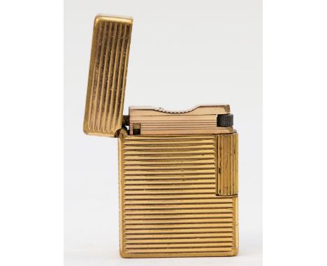 S.T. Dupont, Paris, a gold plated gas lighter, N5156, with ribbed body, 4.6cm 