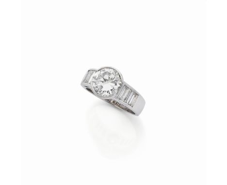 BAGUE DIAMANTSOrnée d'un diamant taille brillant épaulé de diamants baguette, poinçon français d'import pour l'or 18K (750°/0