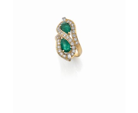 BAGUE EMERAUDES ET DIAMANTSDe forme toi et moi, sertie d'émeraudes taille poire entourées de diamants taille brillant, poinço