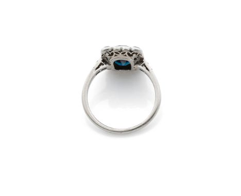 BAGUE SAPHIR ET DIAMANTSOrnée d'un saphir taille coussin rectangulaire entouré de diamants taille ancienne et 8/8, poinçon fr