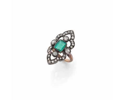 BAGUE EMERAUDE ET DIAMANTSOrnée d'une émeraude rectangulaire à pans coupés et de diamants taille ancienne et rose, poinçons f