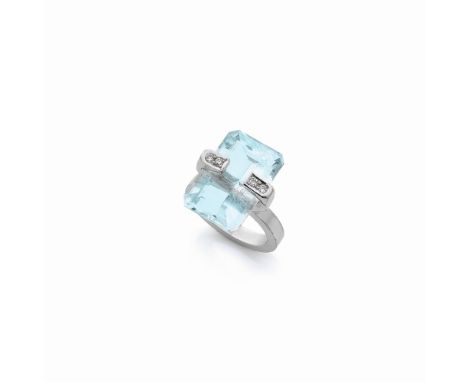 BAGUE AIGUE-MARINE ET DIAMANTSOrnée d'une aigue-marine rectangulaire à pans coupés rehaussée de diamants taille brillant, poi