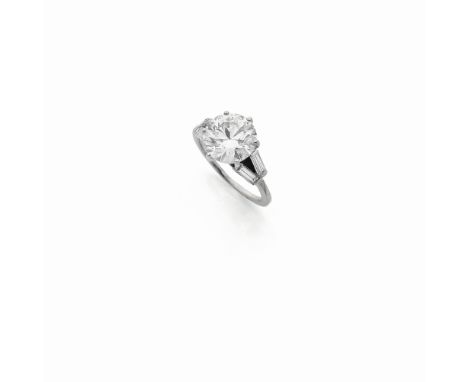 BAGUE DIAMANTOrnée d'un diamant taille brillant pesant 3.50 carats épaulé de diamants baguette, poinçons français pour le pla