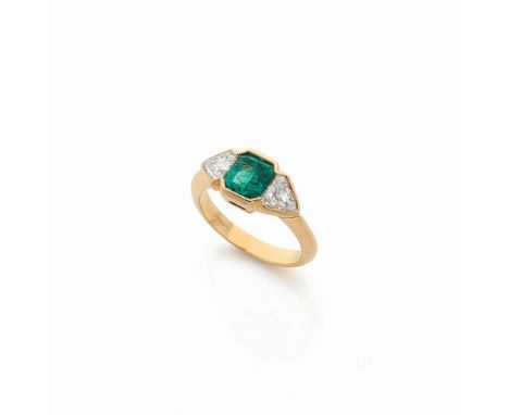 BAGUE EMERAUDE ET DIAMANTSOrnée d'une émeraude carrée à pans coupés épaulée de diamants triangulaires, poinçon français d'imp