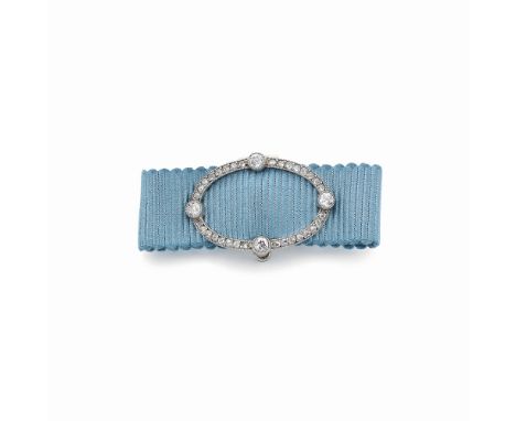 CARTIER: BROCHE DIAMANTS, VERS 1910De forme ovale, ornée de diamants taille rose et ancienne, et agrémentée d'un ruban de sat