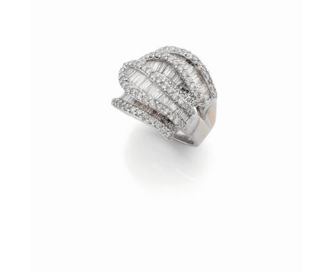 BAGUE DIAMANTSOrnée de diamants taille baguette et brillant, poinçon français d'import pour l'or 18K (750°/00), tour de doigt
