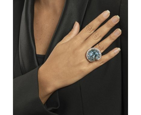 BAGUE TOPAZES ET DIAMANTSOrnée d'une topaze bleue taille ovale entourée de diamants taille brillant et de topazes ovales, poi