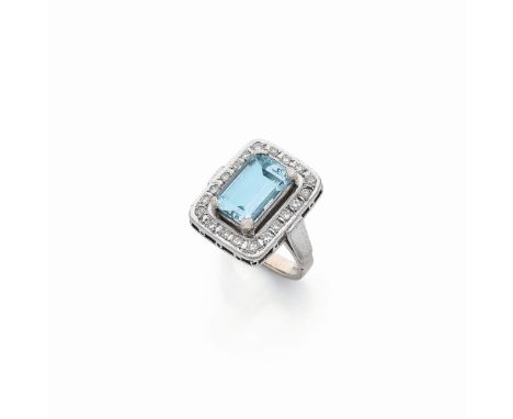 BAGUE AIGUE-MARINE ET DIAMANTSOrnée d'une aigue-marine rectangulaire à pans coupés entourée de diamants taille brillant, poin