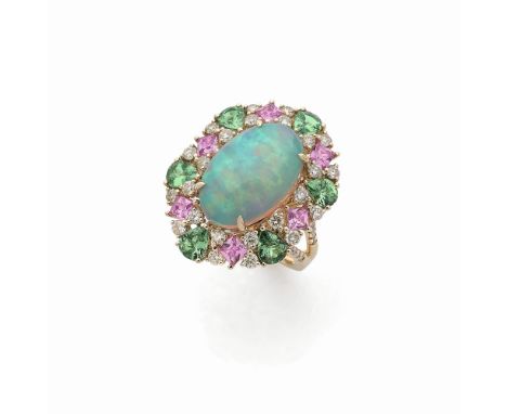 BAGUE OPALE, SAPHIRS DE COULEUR ET DIAMANTSOrnée d'un cabochon d'opale entouré de saphirs de couleur taille poire et carrée e