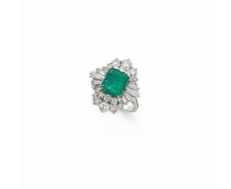 BAGUE EMERAUDE ET DIAMANTSOrnée d'une émeraude rectangulaire à pans coupés entourée de diamants taille brillant et tapers, po